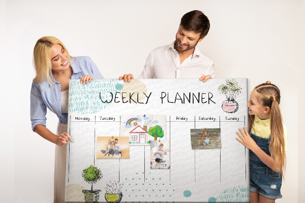 Wochenplaner buntes Design mit Pflanzen und Korkoberfläche