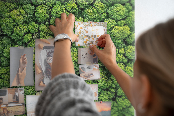 Wandbild mit Korkrückwand grüner Wald mit dichter Vegetation