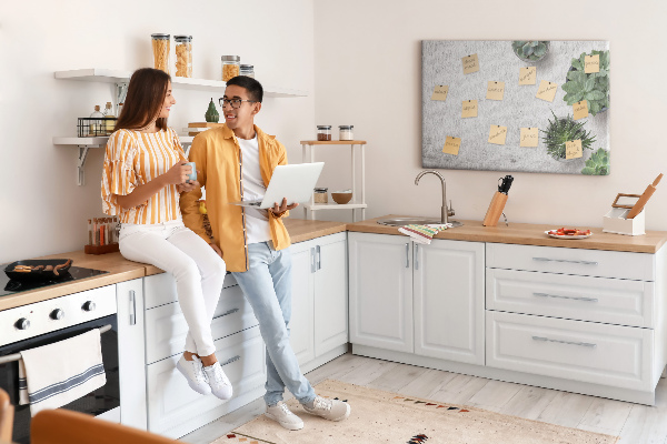 Korktafel mit Motiv Topfpflanzen auf grauem Hintergrund