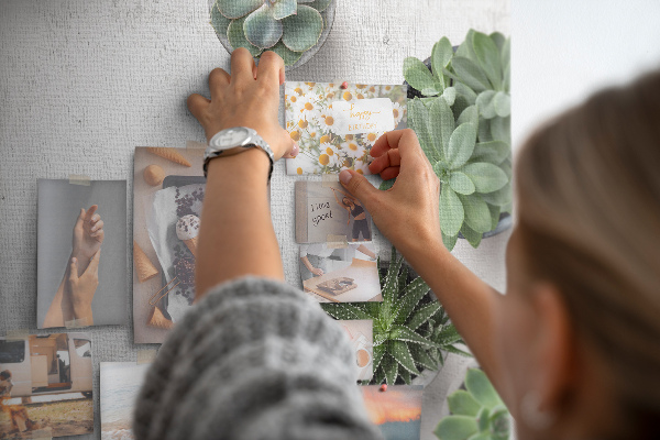 Korktafel mit Motiv Topfpflanzen auf grauem Hintergrund