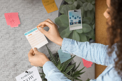 Korktafel mit Motiv Topfpflanzen auf grauem Hintergrund