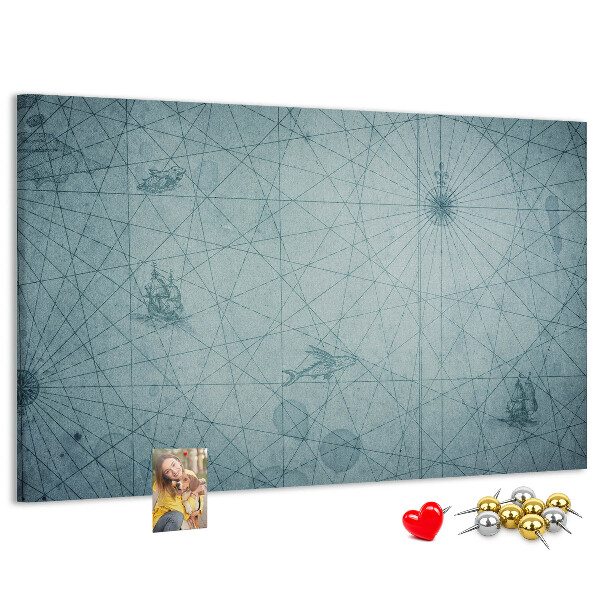 Korktafel mit antiker Karte und geometrischen Mustern