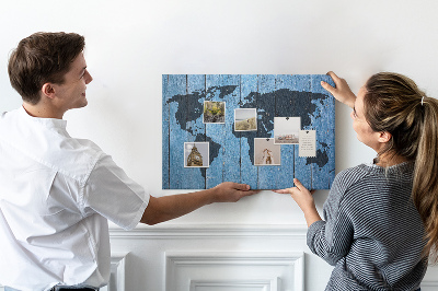 Weltkarte auf Kork auf Holzgrund