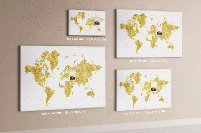 Kork-Pinnwand mit Motiv einer goldenen Weltkarte auf weißem Hintergrund