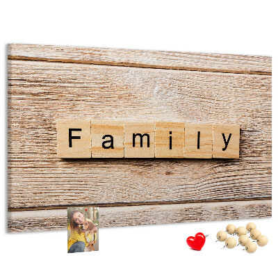Korktafel mit Motiv einer Familie vor einem Holzbrett