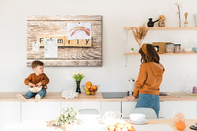 Korktafel mit Motiv einer Familie vor einem Holzbrett
