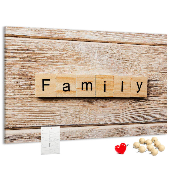Korktafel mit Motiv einer Familie vor einem Holzbrett