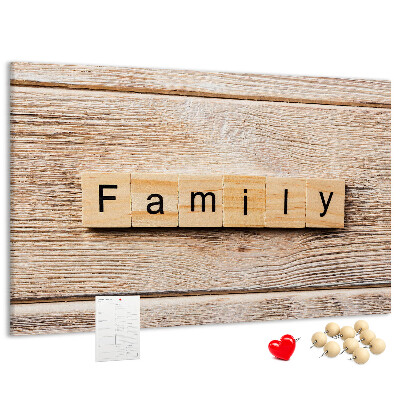 Korktafel mit Motiv einer Familie vor einem Holzbrett