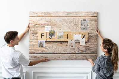 Korktafel mit Motiv einer Familie vor einem Holzbrett