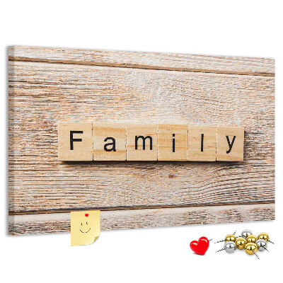 Korktafel mit Motiv einer Familie vor einem Holzbrett