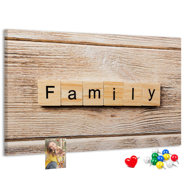 Korktafel mit Motiv einer Familie vor einem Holzbrett