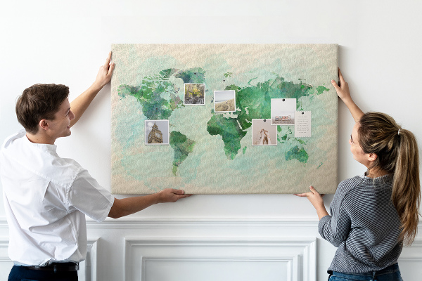 Korktafel mit Motiv einer grünen Aquarell-Weltkarte