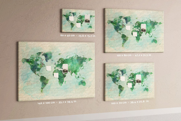 Korktafel mit Motiv einer grünen Aquarell-Weltkarte