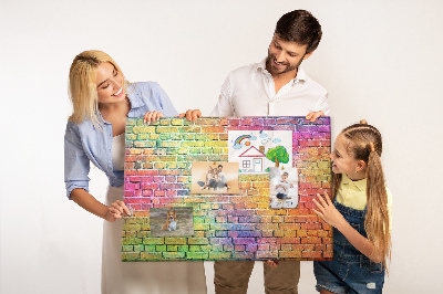 Korkbild mit buntem Backsteinmauer-Motiv im Regenbogen-Design