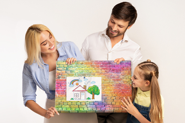 Korkbild mit buntem Backsteinmauer-Motiv im Regenbogen-Design