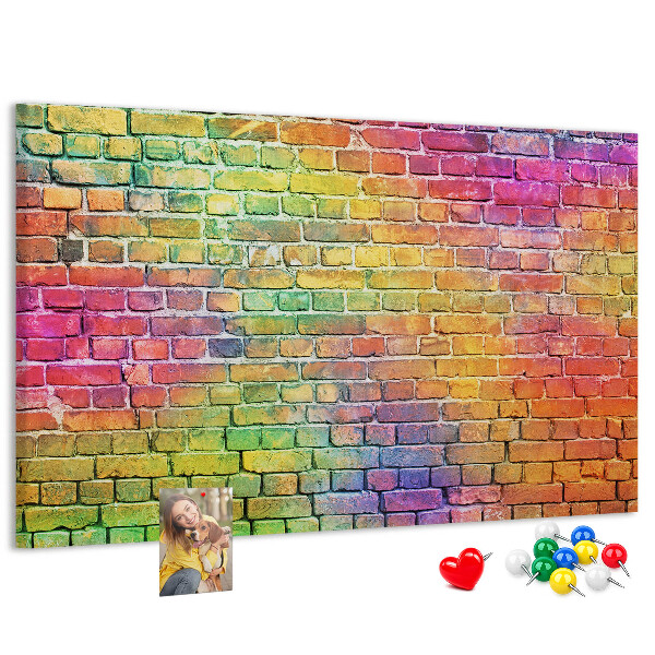 Korkbild mit buntem Backsteinmauer-Motiv im Regenbogen-Design