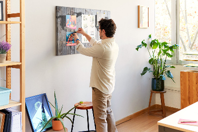 Korktafel mit Motiv einer Weltkarte auf Holzbrettern