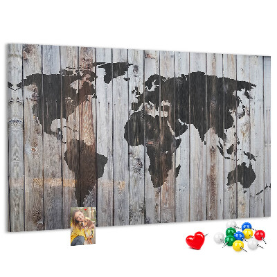 Korktafel mit Motiv einer Weltkarte auf Holzbrettern