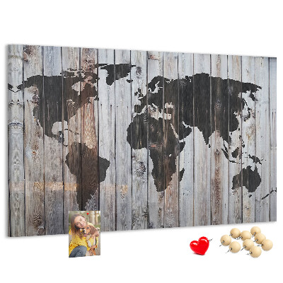 Korktafel mit Motiv einer Weltkarte auf Holzbrettern