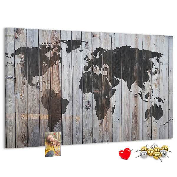 Korktafel mit Motiv einer Weltkarte auf Holzbrettern