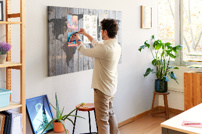 Korktafel mit Motiv einer Weltkarte auf Holzbrettern