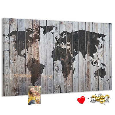 Korktafel mit Motiv einer Weltkarte auf Holzbrettern