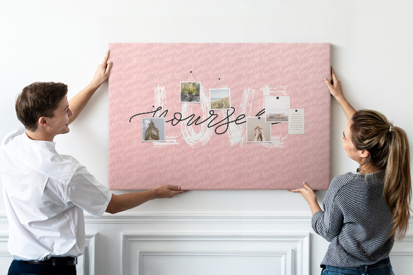 Kork-Pinnwand mit Motiv Selbstliebe auf rosa Hintergrund