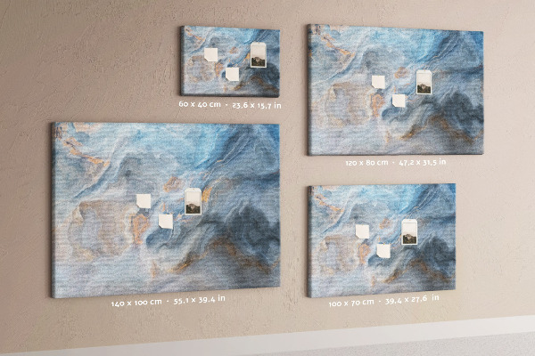 Korktafel mit abstraktem Muster in Blautönen