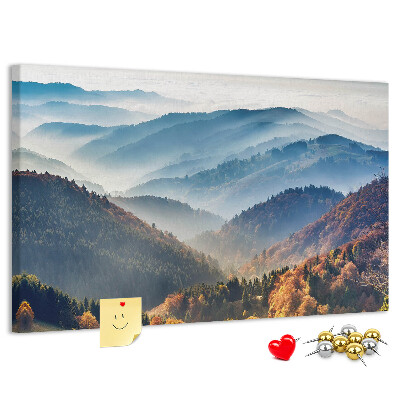 Kork-Pinnwand mit malerischer Berglandschaft im Herbst