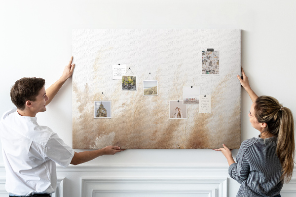 Bild mit Korkrückwand zarte Gräser auf hellem Hintergrund