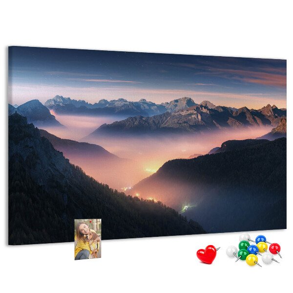 Korkbild malerische Berglandschaft in der Abenddämmerung
