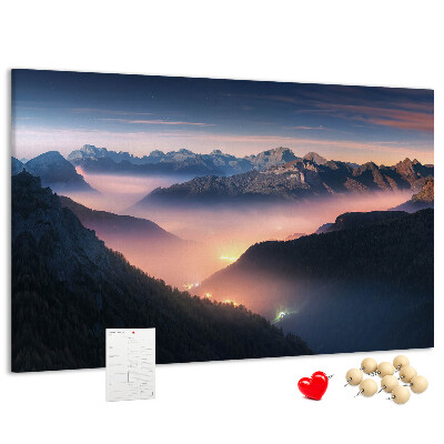 Korkbild malerische Berglandschaft in der Abenddämmerung