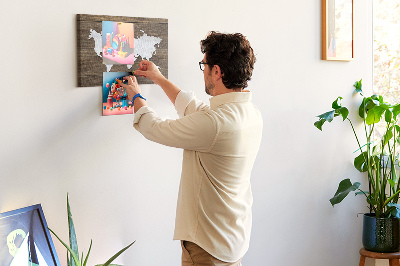 Weltkarte auf Holzgrund mit Korkrückwand