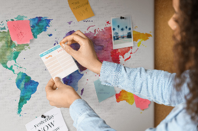 Korktafel mit bunter Aquarell-Weltkarte