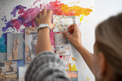 Korktafel mit bunter Aquarell-Weltkarte