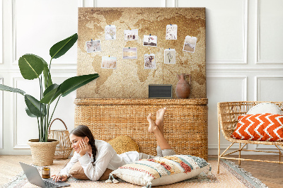 Antike Weltkarte mit Korkrückwand auf braunem Hintergrund