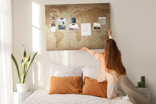 Antike Weltkarte mit Korkrückwand auf braunem Hintergrund