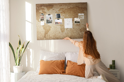 Antike Weltkarte mit Korkrückwand auf braunem Hintergrund