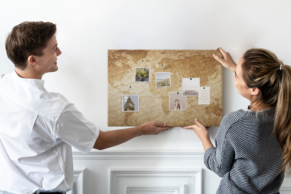 Antike Weltkarte mit Korkrückwand auf braunem Hintergrund