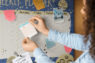 Korktafel mit kosmischem Wochenplaner Motiv aus Planeten und Sternen