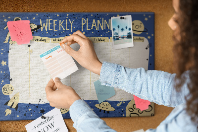 Korktafel mit kosmischem Wochenplaner Motiv aus Planeten und Sternen