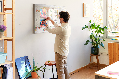 Weltkarte mit farbigen Länderflaggen mit Korkrückwand