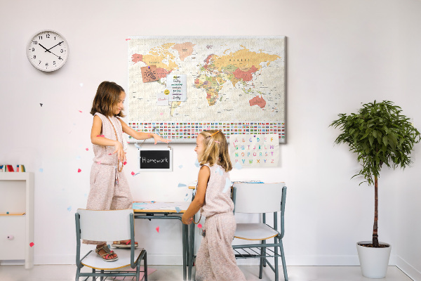 Weltkarte mit farbigen Länderflaggen mit Korkrückwand