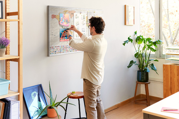 Weltkarte mit farbigen Länderflaggen mit Korkrückwand