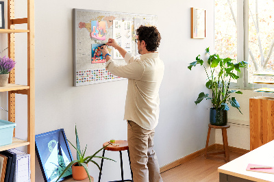 Weltkarte mit farbigen Länderflaggen mit Korkrückwand