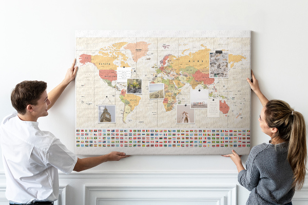 Weltkarte mit farbigen Länderflaggen mit Korkrückwand