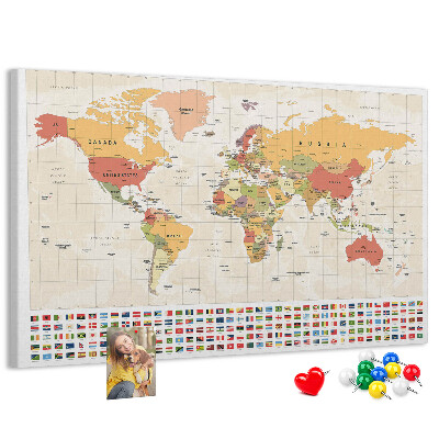 Weltkarte mit farbigen Länderflaggen mit Korkrückwand