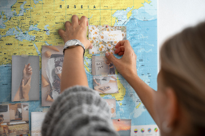 Korkbild Weltkarte mit farbigen Stecknadeln