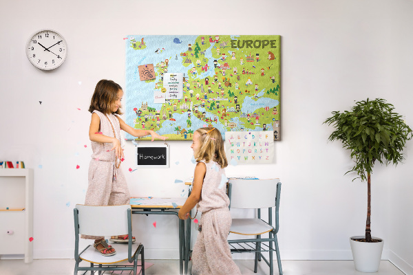 Europa-Karte mit Korkrückwand farbenfrohes Design mit kulturellen Symbolen