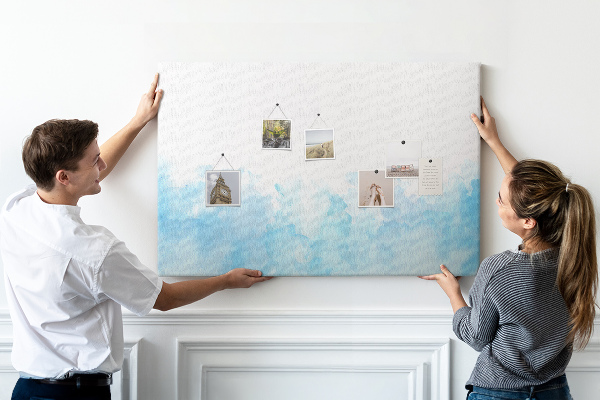 Bilder mit Korkrückwand zarte blaue Aquarellwellen als Hintergrund
